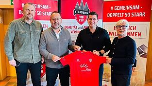 Der neue Trainer Michael Kettl (Zweiter v. rechts) mit den FSV VfB-Verantwortlichen: (von links) Tom Gabler (Sportlicher Leiter), J&uuml;rgen Brunner (1. Vorstand) und Reinhard Dorner (Vorstand Sport).