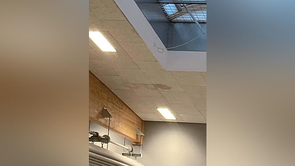 Durch die undichten Stellen dringt Regenwasser nach innen.