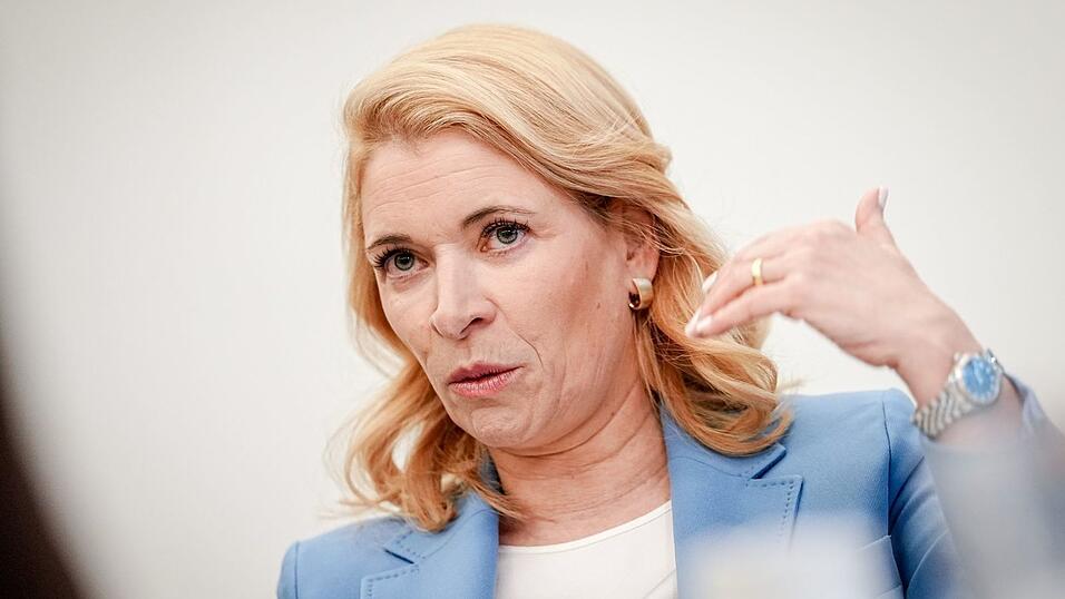 Bahnchefin Evelyn Palla warnt vor unerwünschten Folgen von Wettbewerb im Fernverkehr. (Archivbild) Bahnchefin Evelyn Palla warnt vor unerwünschten Folgen von Wettbewerb im Fernverkehr. (Archivbild)