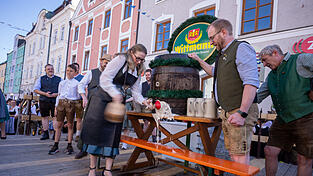 Nach drei Schl&auml;gen sprudelte das Bier: B&uuml;rgermeisterin Sibylle Entwistle zapfte am Stadtplatz an.
