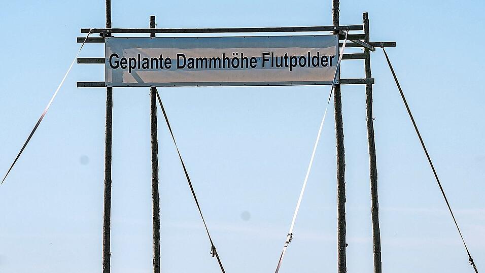 Hoch soll er werden, der Flutpolder Wörthhof. Mit dem Raumordnungsverfahren ist ein weiterer Schritt hin zur Genehmigung gemacht. Den Widerstand dagegen aufzugeben, daran denkt trotzdem niemand.