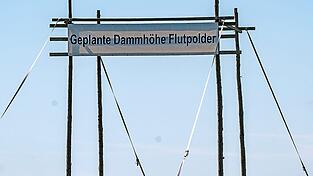 Hoch soll er werden, der Flutpolder Wörthhof. Mit dem Raumordnungsverfahren ist ein weiterer Schritt hin zur Genehmigung gemacht. Den Widerstand dagegen aufzugeben, daran denkt trotzdem niemand.