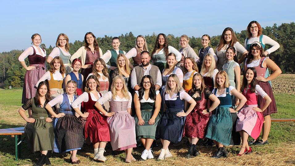 Die Mitglieder der Showtanzgruppe, die schon fleißig für die bevorstehende Saison übt Die Mitglieder der Showtanzgruppe, die schon fleißig für die bevorstehende Saison übt