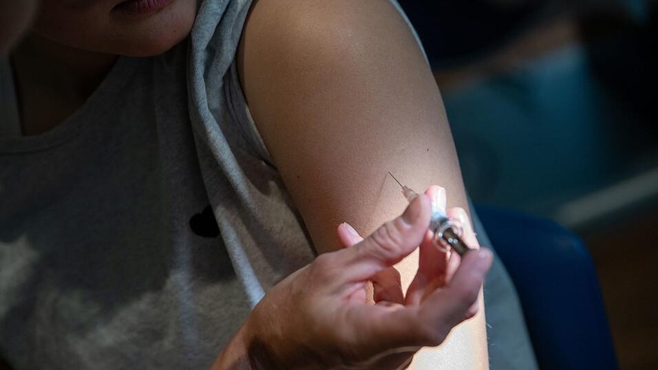 Die Ständige Impfkommission empfiehlt deshalb eine Impfung für alle Mädchen und Jungen zwischen 9 und 14 Jahren. (Symbolbild) Die Ständige Impfkommission empfiehlt deshalb eine Impfung für alle Mädchen und Jungen zwischen 9 und 14 Jahren. (Symbolbild)