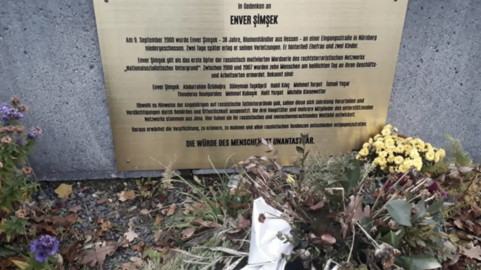 Eine Gedenktafel in Jena erinnert seit 2020 an Enver Simsek, das erste Opfer des NSU. Das Trio wuchs in Jena auf.