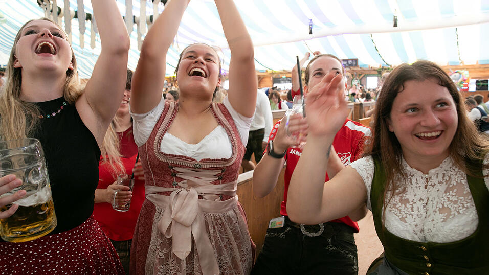 Die Partybilder vom Sonntag, 10. August, aus dem Festzelt Wenisch. Die Partybilder vom Sonntag, 10. August, aus dem Festzelt Wenisch.