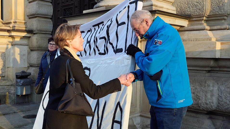 Auch am 26. Verhandlungstag sind Unterstützer von Christina Block zum Landgericht gekommen. Auch am 26. Verhandlungstag sind Unterstützer von Christina Block zum Landgericht gekommen.