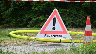 Die Feuerwehr Dingolfing löschte den Brand. Das Auto brannte vollständig aus. (Symbolbild) Die Feuerwehr Dingolfing löschte den Brand. Das Auto brannte vollständig aus. (Symbolbild)
