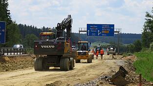 Die A93 zwischen Saalhaupt und Regensburg ist eine Großbaustelle. Dort sind die Böschungen bereits gesichert worden.