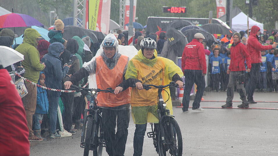 Nasskaltes Aprilwetter lässt die jungen Straubinger Läufer kalt.