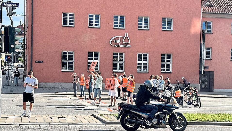 'Wir sind mal wieder auf der Straße, weil die Erde brennt', sagt Leonard Jost jeden Mittwoch in ein Mikrofon. Dann heulen die Motoren auf.