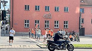 'Wir sind mal wieder auf der Straße, weil die Erde brennt', sagt Leonard Jost jeden Mittwoch in ein Mikrofon. Dann heulen die Motoren auf.