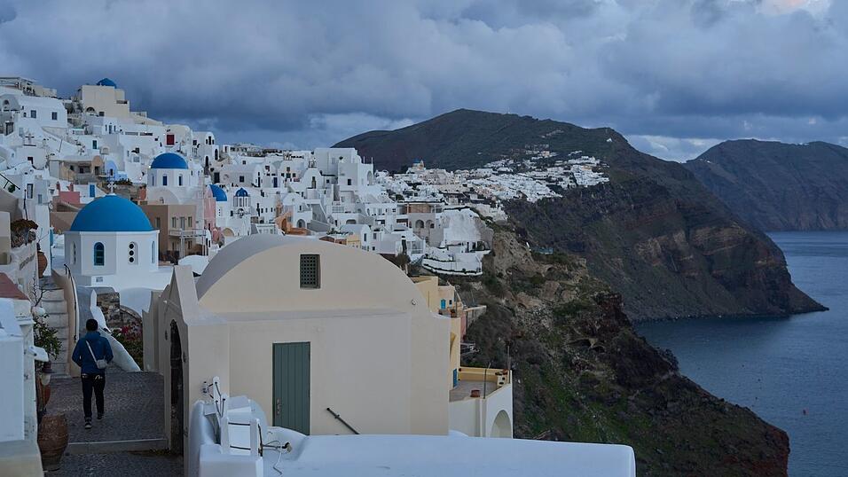 Die griechische Insel Santorini ist für die weißen Häuser und blauen Dächer bekannt. Das beliebte Urlaubsziel ist mittlerweile dicht bebaut. (Archivbild) Die griechische Insel Santorini ist für die weißen Häuser und blauen Dächer bekannt. Das beliebte Urlaubsziel ist mittlerweile dicht bebaut. (Archivbild)