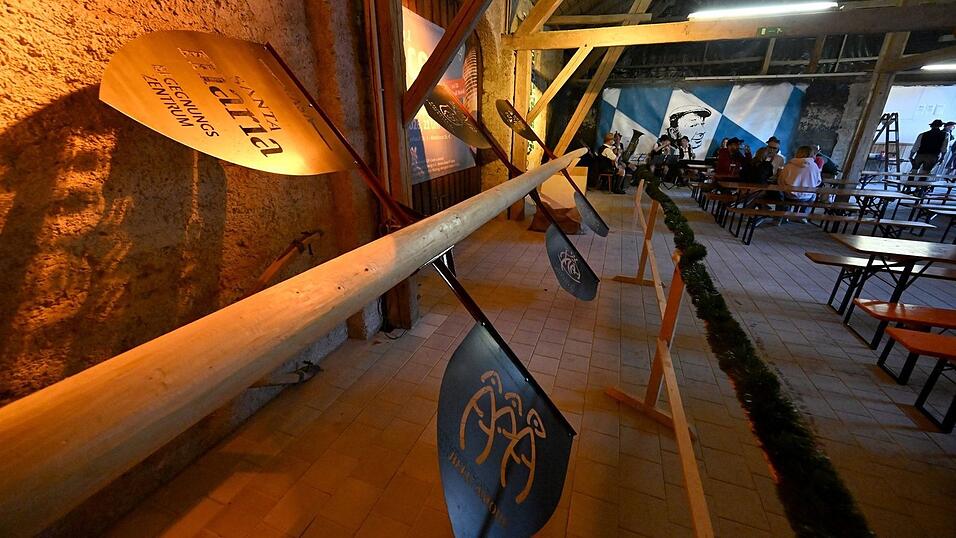 Ein &Uuml;bungsbaum war zuvor traditionell gestohlen worden.