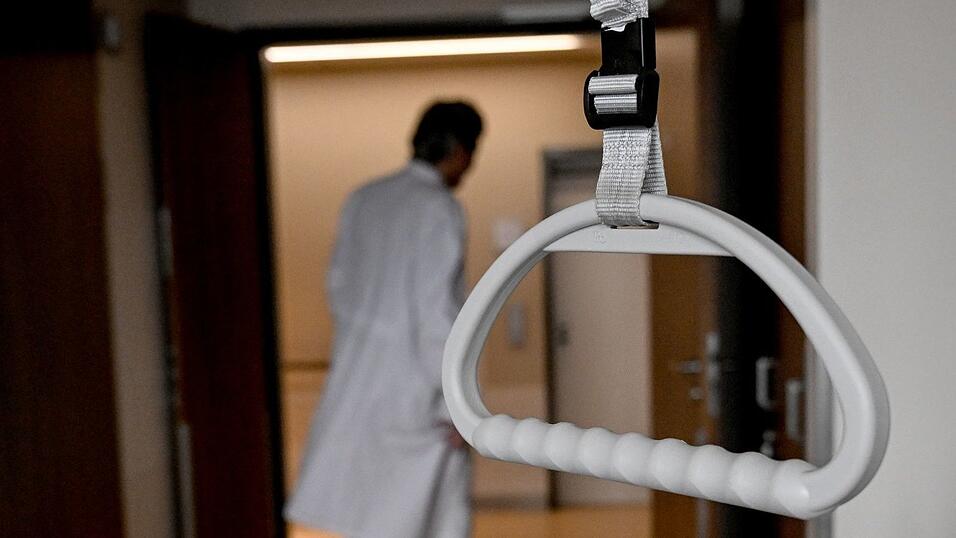Der Fokus liegt auf weniger komplexen Erkrankungen, deshalb wird auch weniger ärztliches Personal benötigt. (Symbolbild) Der Fokus liegt auf weniger komplexen Erkrankungen, deshalb wird auch weniger ärztliches Personal benötigt. (Symbolbild)