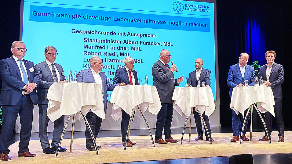 Migration und Deutschland-Ticket sind die bestimmenden Themen bei der Podiumsdiskussion im Rahmen des Landkreistags in Cham. Migration und Deutschland-Ticket sind die bestimmenden Themen bei der Podiumsdiskussion im Rahmen des Landkreistags in Cham.