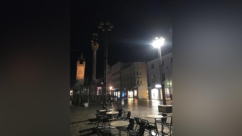 Die Beleuchtung am Stadtplatz macht Probleme. Nur Dank der zus&auml;tzlich montierten Strahler ist es am Theresienplatz nicht &uuml;berall zappenduster.