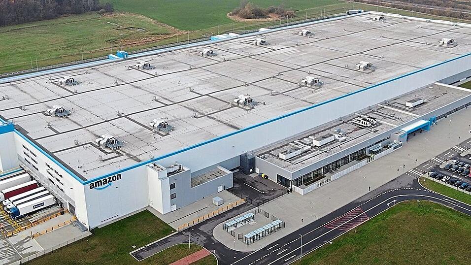 Ein Logistikzentrum von Amazon, so wie hier das im September 2024 in Dummerstorf bei Rostock in Betrieb genommene Geb&auml;ude mit mehr als 52.000 Quadratmetern Grundfl&auml;che, ist die Horrorvorstellung der B&uuml;rgerinitiative, die gegen ein geplantes Projekt bei Stocka im Markt Rohr mit &auml;hnlichen Dimensionen auf die Barrikaden geht. Die IHK Regensburg f&uuml;r Oberpfalz/Kelheim sieht das Projekt im Landkreis Kelheim dagegen positiv.