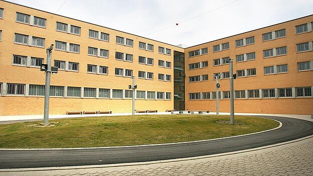 Im Gegensatz zu ihrem Bruder war der Buchhalterin nach Bekanntwerden der Betrugsvorw&uuml;rfe umgehend gek&uuml;ndigt worden.