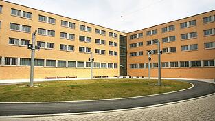 Im Gegensatz zu ihrem Bruder war der Buchhalterin nach Bekanntwerden der Betrugsvorw&uuml;rfe umgehend gek&uuml;ndigt worden.