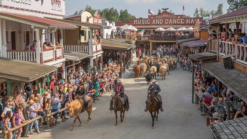 Am Muttertag den 'Wilden Westen' in Niederbayern erleben - das geht in Pullman City in Eging am See (Kreis Passau). Der Erlebnispark liegt am Rande des Bayerischen Waldes zwischen Deggendorf und Passau. Am Sonntag ist Familientag. Auf die gro&szlig;en und kleinen Cowboys wartet dann ein buntes Programm. Ein Highlight ist die 'American History Show'.