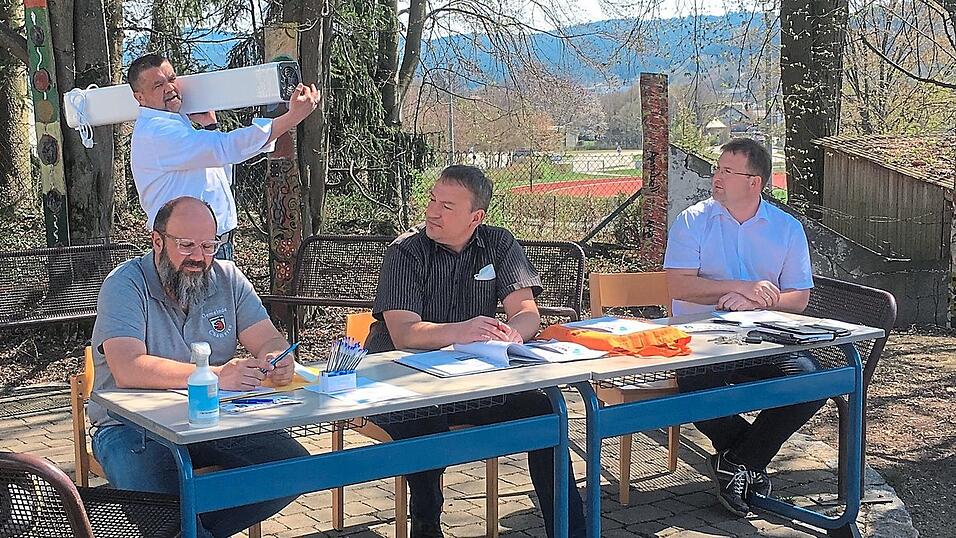 Günther Kirchberger von der Regensburger Firma li-ex stellte den Verbandsräten ein mobiles Luftreinigungsgerät vor. Günther Kirchberger von der Regensburger Firma li-ex stellte den Verbandsräten ein mobiles Luftreinigungsgerät vor.