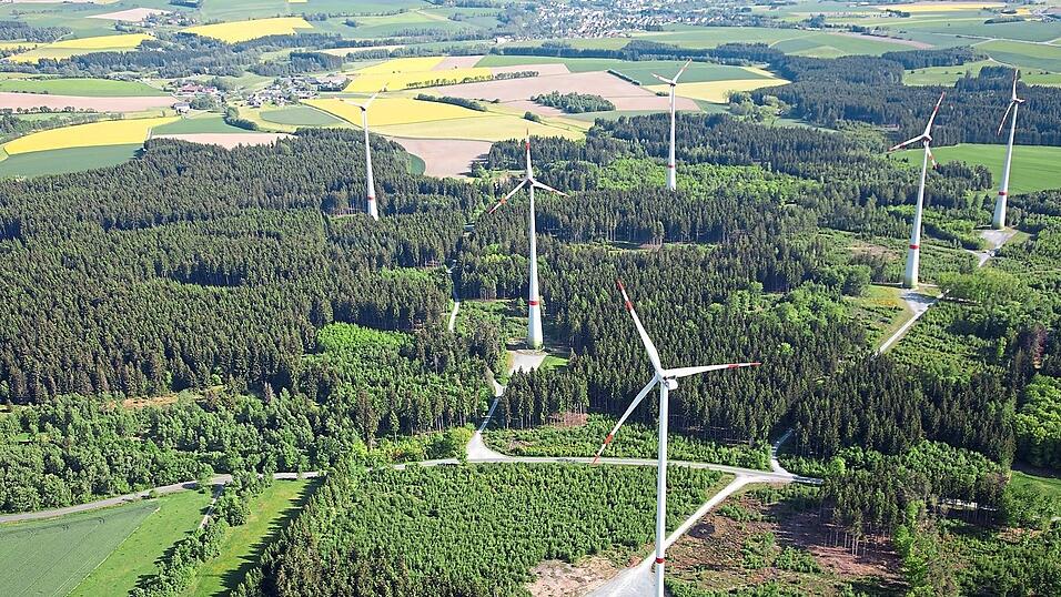 Den Zubau erneuerbarer Energiequellen fordert auch Robert Greb. Allerdings sieht er die Rolle der Rewag eher darin, das regionale Stromnetz f&uuml;r die n&ouml;tige, vielfache &Uuml;bertragungsleistung vorzubereiten. 'Wir brauchen dickere Kabel, gr&ouml;&szlig;ere Umspannwerke und intelligente Stromz&auml;hler.' Das seien mehr als genug Investitionen.