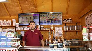 Adrian Sokoli betreibt mit seiner Familie den neuen Stand &bdquo;Waffelgaudi&ldquo; auf der Regensburger Maidult. Der gelernte Bankkaufmann bietet neben traditionellen Waffeln auch unkonventionelle Trend-Kreationen.