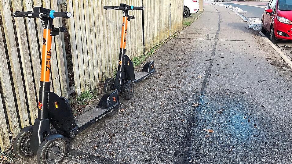 E-Scooter der Firma 'Zeus' können seit Juli 2022 ausgeliehen werden. Geh- und Radweg dürfen nicht blockiert werden. Wie hier muss eine Restbreite über 1,50 Meter vorhanden sein. E-Scooter der Firma 'Zeus' können seit Juli 2022 ausgeliehen werden. Geh- und Radweg dürfen nicht blockiert werden. Wie hier muss eine Restbreite über 1,50 Meter vorhanden sein.