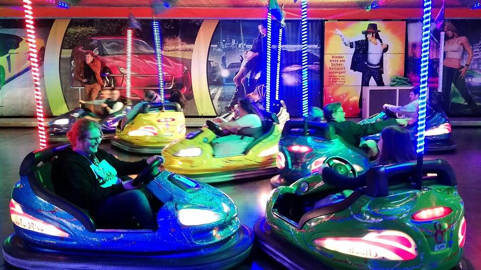 Volksfestvergn&uuml;gen pur f&uuml;r Jung und Alt bot der Vergn&uuml;gungspark mit dem Autoscooter.