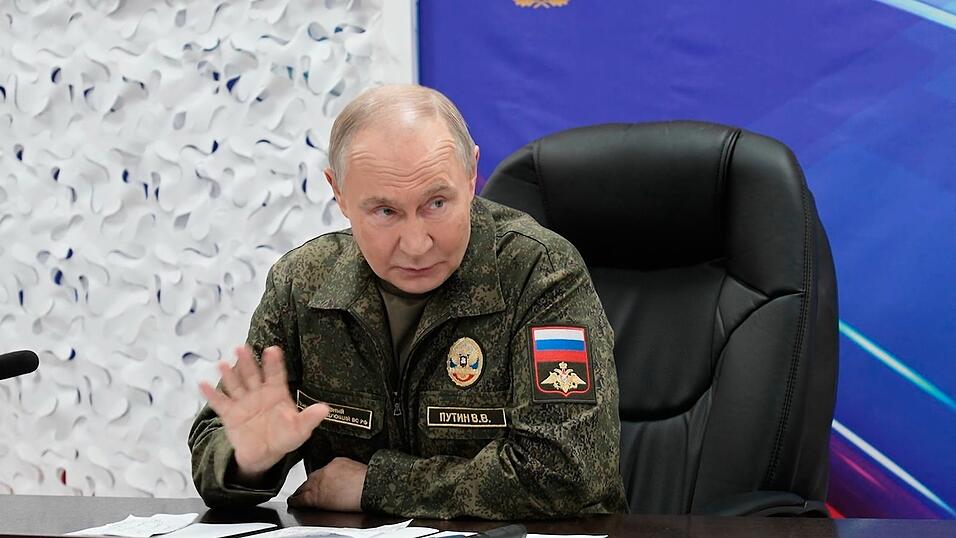 Vor dem neuen Treffen Selenskyjs mit Trump ließ sich Kremlchef Wladimir Putin demonstrativ von seinem Generalstab über angebliche neue Eroberungen in der Ukraine informieren. (Archivbild) Vor dem neuen Treffen Selenskyjs mit Trump ließ sich Kremlchef Wladimir Putin demonstrativ von seinem Generalstab über angebliche neue Eroberungen in der Ukraine informieren. (Archivbild)