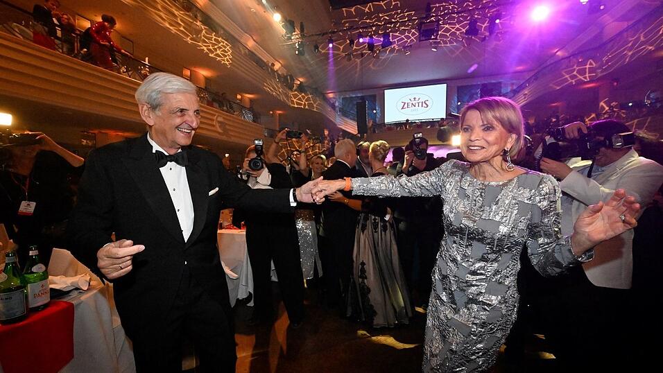 Uschi Glas und Ihr Mann Dieter Hermann tanzen beim Deutschen Filmball. Uschi Glas und Ihr Mann Dieter Hermann tanzen beim Deutschen Filmball.