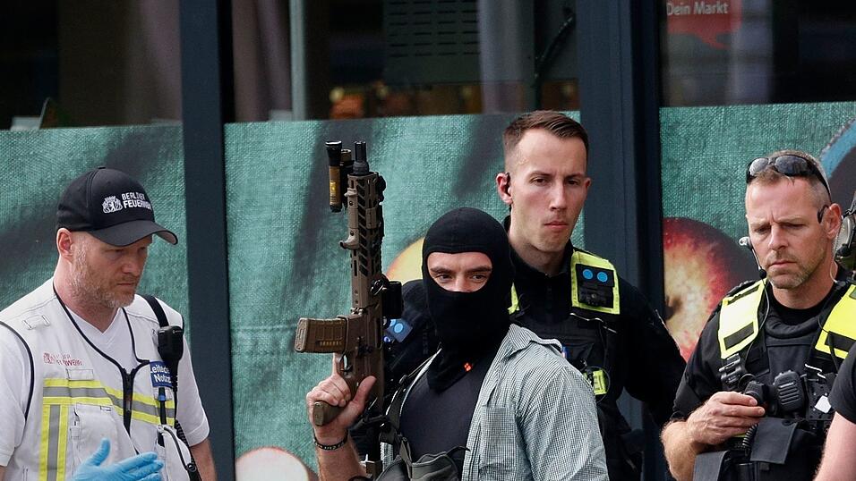 Neben einem Spezialeinsatzkommando (SEK) waren zahlreiche Polizeifahrzeuge, Rettungswagen und die Feuerwehr vor Ort.