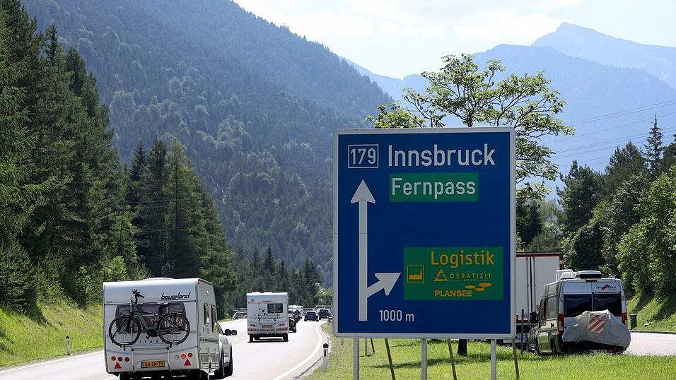 Wegen einer Demonstration wird der Fernpass am Samstag erneut für rund zwei Stunden gesperrt. Wegen einer Demonstration wird der Fernpass am Samstag erneut für rund zwei Stunden gesperrt.