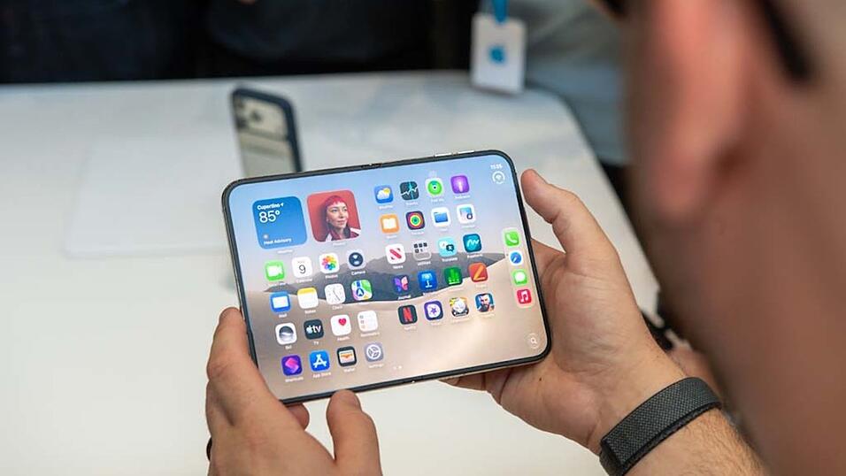 Laut Apple soll beim iPhone Duo die Falte in der Mitte des aufklappbaren Bildschirms deutlich weniger sichtbar sein als in Modellen der Konkurrenz. Laut Apple soll beim iPhone Duo die Falte in der Mitte des aufklappbaren Bildschirms deutlich weniger sichtbar sein als in Modellen der Konkurrenz.