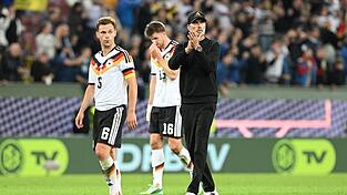 Knirscht es? Joshua Kimmich (l) und Jürgen Klopp nach dem verlorenen Spiel gegen Griechenland. (Archivbild) Knirscht es? Joshua Kimmich (l) und Jürgen Klopp nach dem verlorenen Spiel gegen Griechenland. (Archivbild)