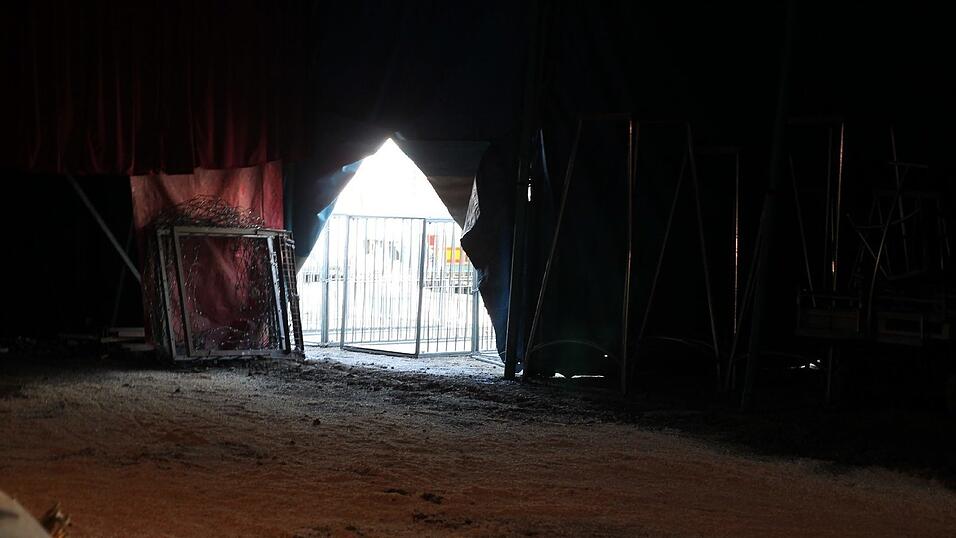 Hinter der Manege befindet sich der Sattelgang, das Backstage des Zirkuszeltes. Hier warten die Artisten auf ihren Auftritt. Hinter der Manege befindet sich der Sattelgang, das Backstage des Zirkuszeltes. Hier warten die Artisten auf ihren Auftritt.