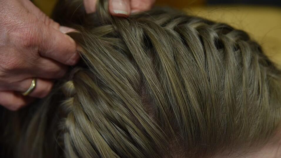 Jetzt geht es kopfüber: Am Hinterkopf einen finalen französischen Zopf bis zum Pferdeschwanz hochflechten. Jetzt geht es kopfüber: Am Hinterkopf einen finalen französischen Zopf bis zum Pferdeschwanz hochflechten.