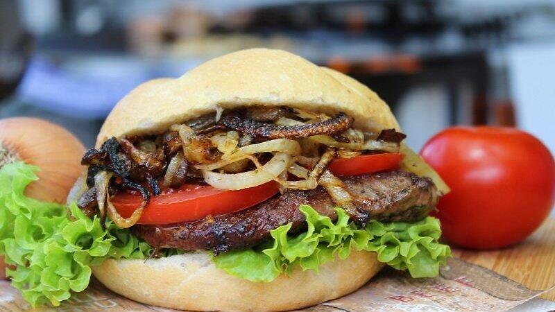 Der Steakburger lässt sich schnell und unkompliziert herstellen, wodurch er sich perfekt als Snack für Partys oder Vereinsfeiern eignet.