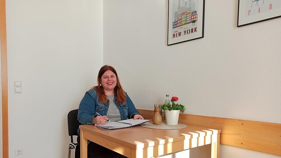 Diplom-Sozialpädagogin Christine Hofmann-Raab bietet einmal im Monat Beratungsgespräche im BRK-Haus in Viechtach an. Diplom-Sozialpädagogin Christine Hofmann-Raab bietet einmal im Monat Beratungsgespräche im BRK-Haus in Viechtach an.