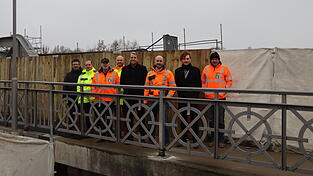 Freuen sich, dass Fußgänger ab jetzt wieder über die Isarbrücke gehen können: Geschäftsführer Alexander Oswald (l.), Ingenieur Michael Scheerschmidt (4.v.l.), Bürgermeister Matthias Kohlmayer (4.v.r.), Bauleiter Sebastian Bruckmeier (3.v.r), Bereichsleiter Konstruktiver Ingenieurbau Thomas Ruhland (2.v.r) sowie Vertreter des Staatlichen Bauamts Landshut. Freuen sich, dass Fußgänger ab jetzt wieder über die Isarbrücke gehen können: Geschäftsführer Alexander Oswald (l.), Ingenieur Michael Scheerschmidt (4.v.l.), Bürgermeister Matthias Kohlmayer (4.v.r.), Bauleiter Sebastian Bruckmeier (3.v.r), Bereichsleiter Konstruktiver Ingenieurbau Thomas Ruhland (2.v.r) sowie Vertreter des Staatlichen Bauamts Landshut.