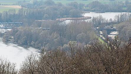 Wegen Sch&auml;den an der Betonbr&uuml;stung der Br&uuml;cke sind die Stra&szlig;e und der Radweg darunter zurzeit gesperrt - zum Leidwesen der Donaustaufer.