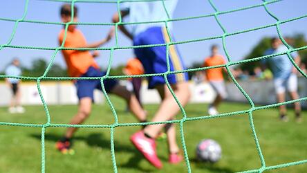Unter anderem ist die Fu&szlig;ballabteilung des FC Straubing beim Straubinger Sporttag im Turmair-Gymnasium vertreten.