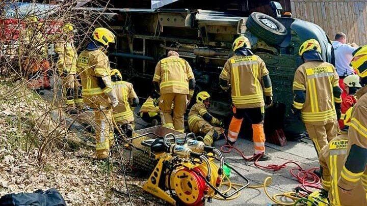 Zahlreiche Einsatzkräfte befreiten den 39-Jährigen unter dem Pakettransporter. Zahlreiche Einsatzkräfte befreiten den 39-Jährigen unter dem Pakettransporter.