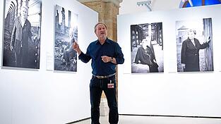 Fotograf Stefan Hanke in seiner Ausstellung „KZ überlebt“ im Militärhistorischen Museum der Bundeswehr.