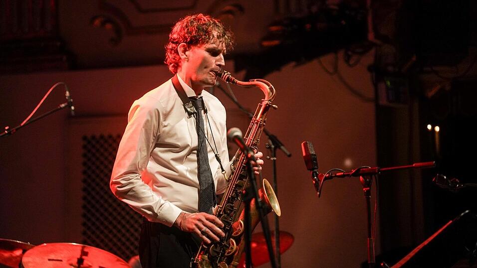 Tobias Meinhart lässt sein Tenorsaxofon sprechen.