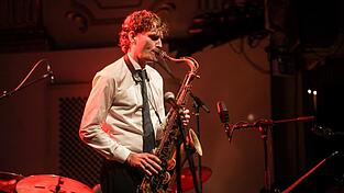 Tobias Meinhart lässt sein Tenorsaxofon sprechen.