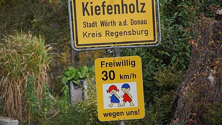 Freiwillig-Tempo-30-Schilder sind in Kiefenholz bereits jetzt zu finden. Folgen verpflichtende?