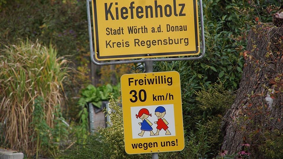 Freiwillig-Tempo-30-Schilder sind in Kiefenholz bereits jetzt zu finden. Folgen verpflichtende?