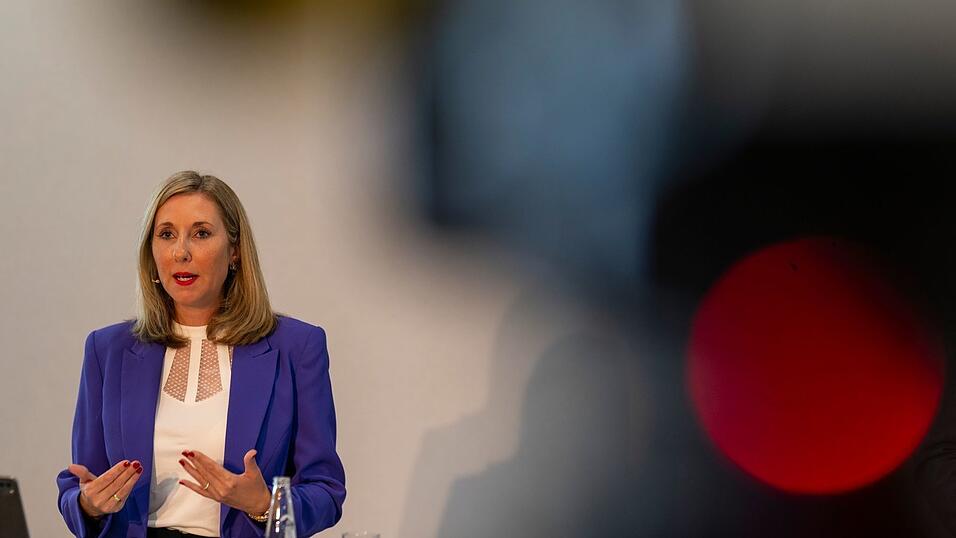 Bayerns Wirtschaftsschulen erfreuen sich großer Beliebtheit – kein Wunder also, dass Kultusministerin Anna Stolz die Angebote weiter ausgebaut. (Archivbild) Bayerns Wirtschaftsschulen erfreuen sich großer Beliebtheit – kein Wunder also, dass Kultusministerin Anna Stolz die Angebote weiter ausgebaut. (Archivbild)